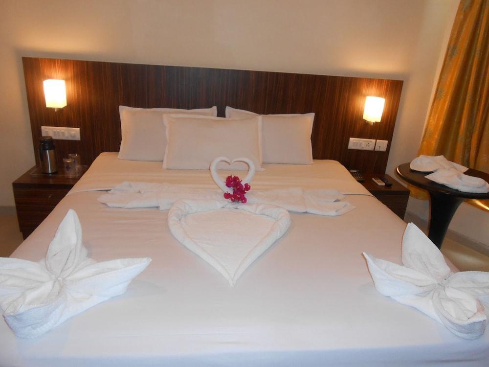 Jade Beach Resort Tirupporur Exterior foto